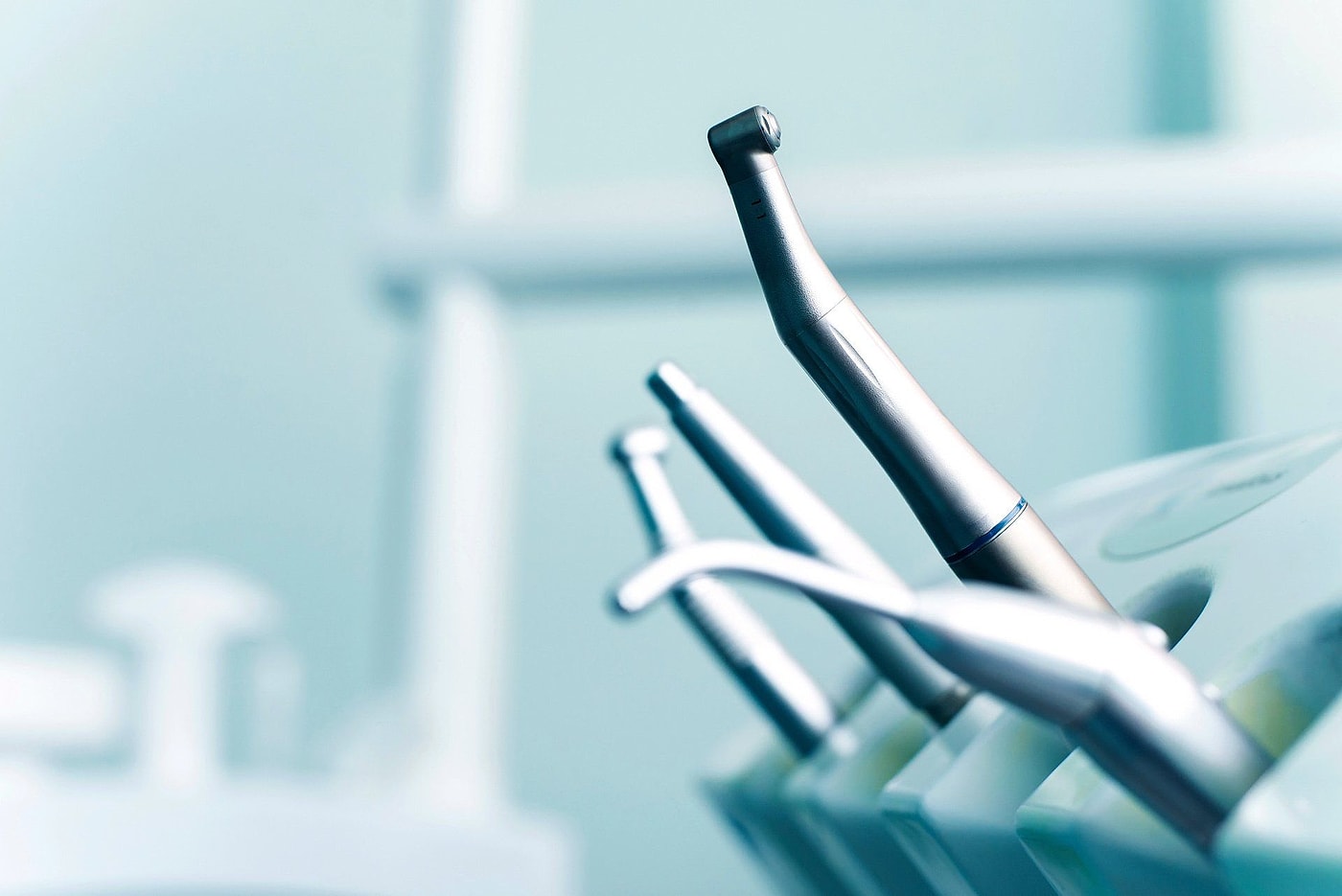 Manipoli del riunito odontoiatrico pronti per il trattamento